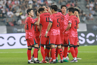 스리백 가동하고 6명 A매치 ‘데뷔’…‘공한증’ 안긴 홍명보호, 개막전서 중국 3-0 제압[현장리뷰]