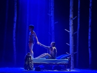 연극 ‘렛미인’ 아들과 엄마의 침대 신, 섹슈얼 아니다…숨겨진 의미는? [SS현장]