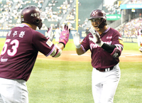 [포토]홈런 하이파이브 나누는 키움 임지열