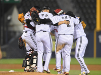 [포토]승리의 세리머니를 하는 LG