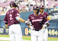 [포토]선제 투런 홈런 넘긴 키움 임지열