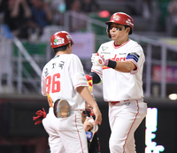 [포토] 한유섬 ‘홈런 쳤어요’
