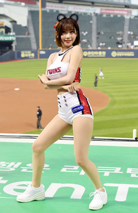 [포토]단발 머리로 무대에 오른 이주은