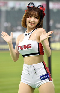 [포토]팬들에게 단발머리 선보이는 이주은