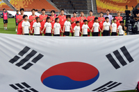 [포토]태극기를 향해 경례하는 여자축구대표팀