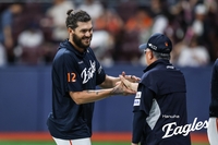 “왜 자꾸 뺨을 때리냐며…” 문동주가 공개한 폰세 ‘새 취미’…K-드라마에 ‘푹’ [SS시선집중]