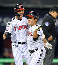 [포토]LG 박관우, 데뷔 첫 홈런은 동점 투런포!