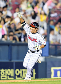 [포토]LG 박관우, 데뷔 첫 홈런에 동점!