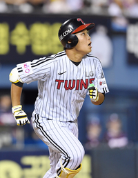 [포토]데뷔 첫 홈런 타구 바라보는 LG 박관우