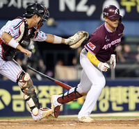 [포토]키움 김건희, 뛰지도 못 하고...