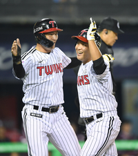 [포토]오지환과 데뷔 첫 홈런의 기쁨을 나누는 LG 박관우