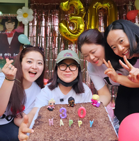 코미디언 김숙, 생일과 데뷔 30주년 맞아 ‘케이크 부자’ 등극…동료·팬들의 축하 물결