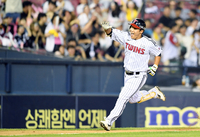 [포토]데뷔 첫 홈런 LG 박관우, 넘겨버렸어!