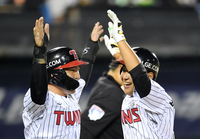 [포토]동점 홈런의 기쁨을 나누는 LG 박관우-오지환