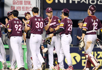 [포토]7연패 탈출 하이파이브 나누는 키움 홍원기 감독