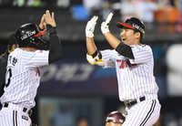 [포토]데뷔 첫 홈런 LG 박관우, 동점 만들었어요!