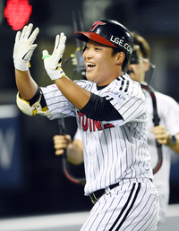 [포토]LG 박관우, 데뷔 첫 홈런의 기쁨