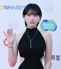 강지영, 파격 컷아웃 드레스 입고…“I KILL YOU” [★SNS]