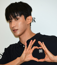 세븐틴 도겸, 세터(SATUR)입고 담백하고 심플한 남친룩 선사해