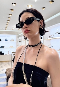 나나, 오프숄더에 올블랙으로 시크하고 섹시하게!