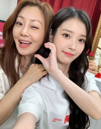 ‘나의 아저씨’ 우정ing…오나라, 아이유의 달콤한 서프라이즈에 감탄