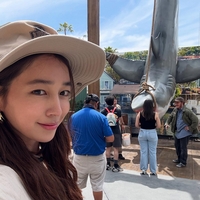 배우 이민정, 미국 LA서 동안 미모 뽐내며 휴식 만끽