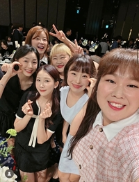 ‘1200명 하객’ 김준호♥김지민 결혼식, 개그우먼 총출동 ‘웃음꽃 활짝’…“세상에서 제일 예쁜 부부” 축하