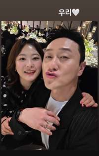 선배 개그맨 커플 ‘김원효♥’ 심진화, ‘김준호♥김지민’ 결혼식서 잉꼬부부 인증 ‘쾅!’