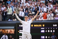 알카라스 ‘3연패’ 저지+프랑스오픈 ‘설욕’…1위 신네르, 첫 윔블던 우승