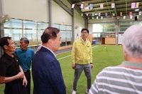 [포토뉴스] 김철우 보성군수, 폭염 속 어르신 건강 챙기기