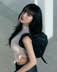 키스오브라이프 나띠,  과감한 시크 패션…럭셔리와 자유로움의 조화