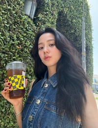 블랙핑크 지수, 러블리 데님 원피스 핏 ‘햇살보다 눈부셔’ [★SNS]