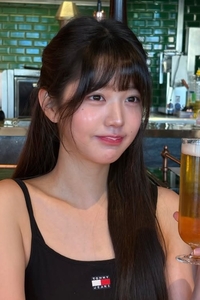 ‘애기가 술을?’…장원영, 맥주 거품 묻히고 ‘윙크’