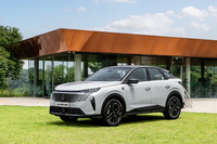 미카 닮은 푸조 ‘3008 하이브리드’…내연기관 감성에 전기차 효율성 얹었다 [원성윤의 가요타요]