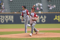 ‘문보경 닮은 꼴 팬 뜬다!’ LG, 주말 롯데전 시구 진행…18일 김요한→20일 베돈크