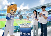 삼성·kt·두산, 삼성 폴더블 신제품으로 야구장 단장