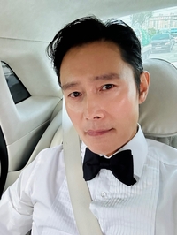 이병헌 ‘셀카 X손 벗어나나?’