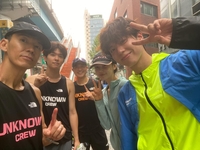 뉴진스 다니엘, 새벽 러닝 10km 도전 성공!...션·박보검과 화기애애