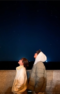 송중기X천우희, 푸른밤 아래 두근두근…‘마이 유스’보다 더 로맨틱한 투샷