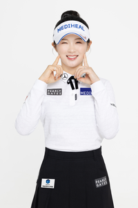 KIA, NC와 시리즈서 프로골퍼 박현경, 배우 김규리 승리기원 시구