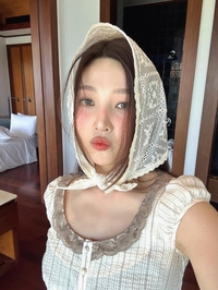 레드벨벳 조이, 산뜻한 보헤미안 패션 ‘일상도 화보처럼’ [★SNS]