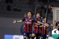 이것이 ‘영입 효과’ 동점골 윌리안+자책골 유도 안드리고…수원FC, 광주에 2-1 ‘역전승’