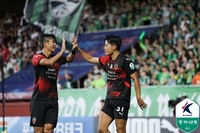 ‘기성용 데뷔전 효과’ 관중 1만3973명…2골 리드 못 지킨 포항, 전북은 ‘18경기 무패’[현장리뷰]