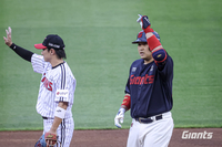 유강남 2안타 2타점 ‘맹타’ 롯데 6-1로 승리…2위 LG 한 경기 차 ‘추격’ [SS잠실in]