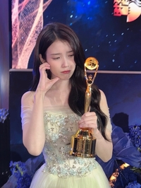 아이유, 청룡시리즈 여우주연상·인기스타상  2관왕...“나 너어무 좋아”