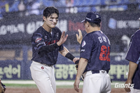 롯데, 2위 LG와 한 경기 차! 김태형 감독 “궂은 날씨에도 성원 보내준 팬들께 감사해” [SS잠실in]