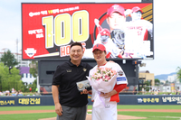 타이거즈 프랜차이즈 첫 ‘100홀드’ 전상현, 기록 달성 시상식 열렸다