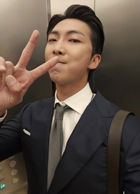 방탄소년단(BTS) RM, ‘무심하게’ 선보이는 댄디 스타일의 매력
