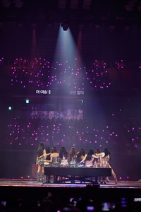 트와이스 “다리에 힘 풀릴 정도로 기뻐” 360도 공연 연출 혁신 ‘새 월드투어 출발’