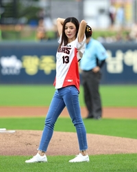 김규리, 프로야구 시구로 전남국제수묵비엔날레 홍보